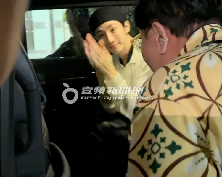 「江南太子」李洙赫上車後，仍雙手合十答謝「太子妃」們的愛戴。特勤中心攝