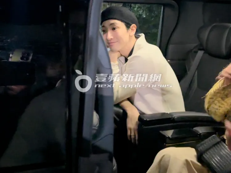 李洙赫連上車托腮發呆，舉手投足都散發獨特氣質。特勤中心攝