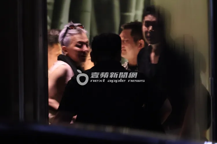 GD權志龍穿背心露出結實手臂和友人道別。特勤中心攝