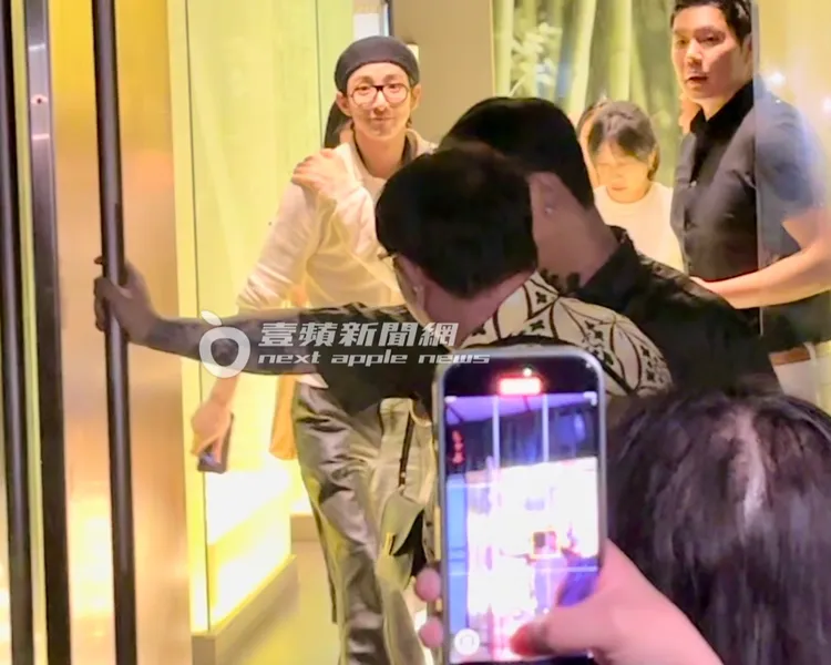 凌晨2點多，「江南太子」李洙赫，才跟同行友人一起離開餐廳。特勤中心攝