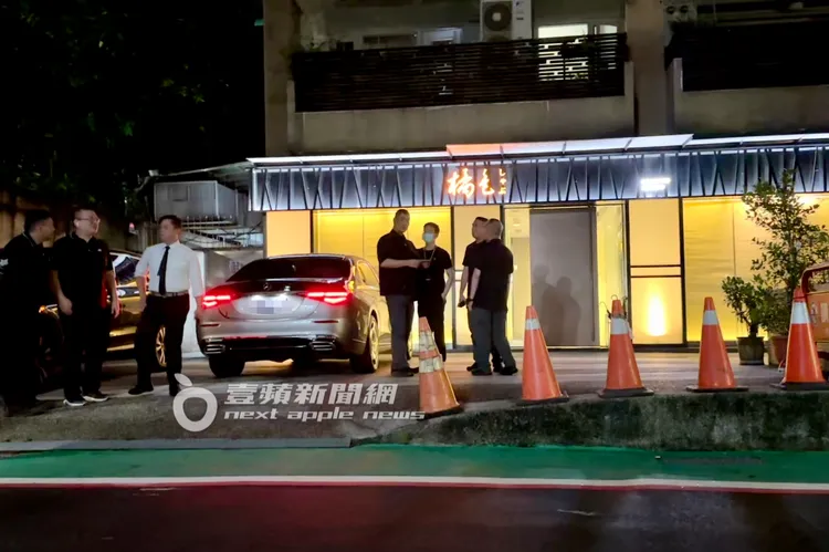 韓國天王GD和好兄弟「江南太子」李洙赫合體吃「橘色涮涮屋」慶功，台灣第一明星車隊和保鑣大陣仗維安。特勤中心攝