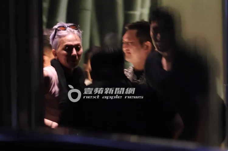 GD將墨鏡戴在頭上，慶功宴上心情大好。特勤中心攝