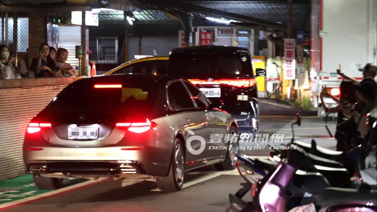 GD和李洙赫在橘色包廂暢聊3小時，凌晨1點半，GD搭上邁巴赫返回嘉佩樂酒店休息。特勤中心攝