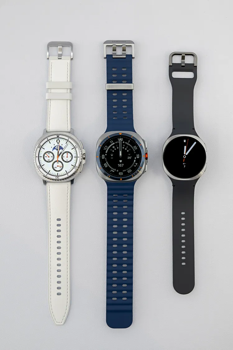 由左至右分別為Galaxy Watch8 Classic、Watch Ultra、Galaxy Watch8。三星提供