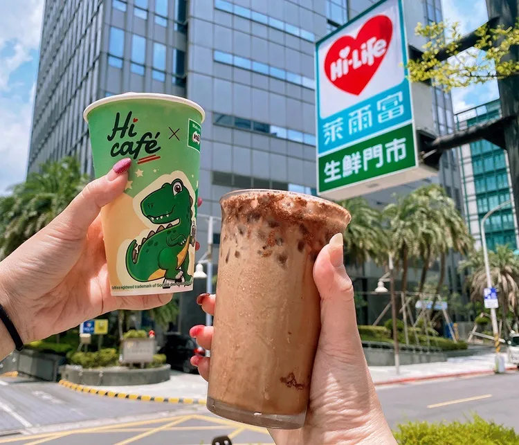 Hi café推出全新「恐龍冰爆」系列，即日起3款飲品期間限定「狂嗑價」每杯只要55元。萊爾富提供