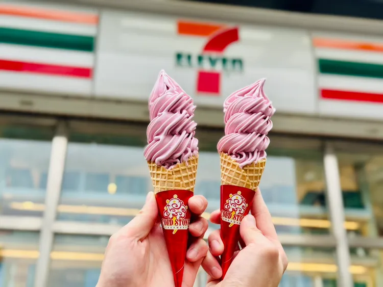 全台限定約百間門市販售酷聖石霜淇淋，即日起陸續推出全新口味「野莓馬卡龍」。7-ELEVEN提供
