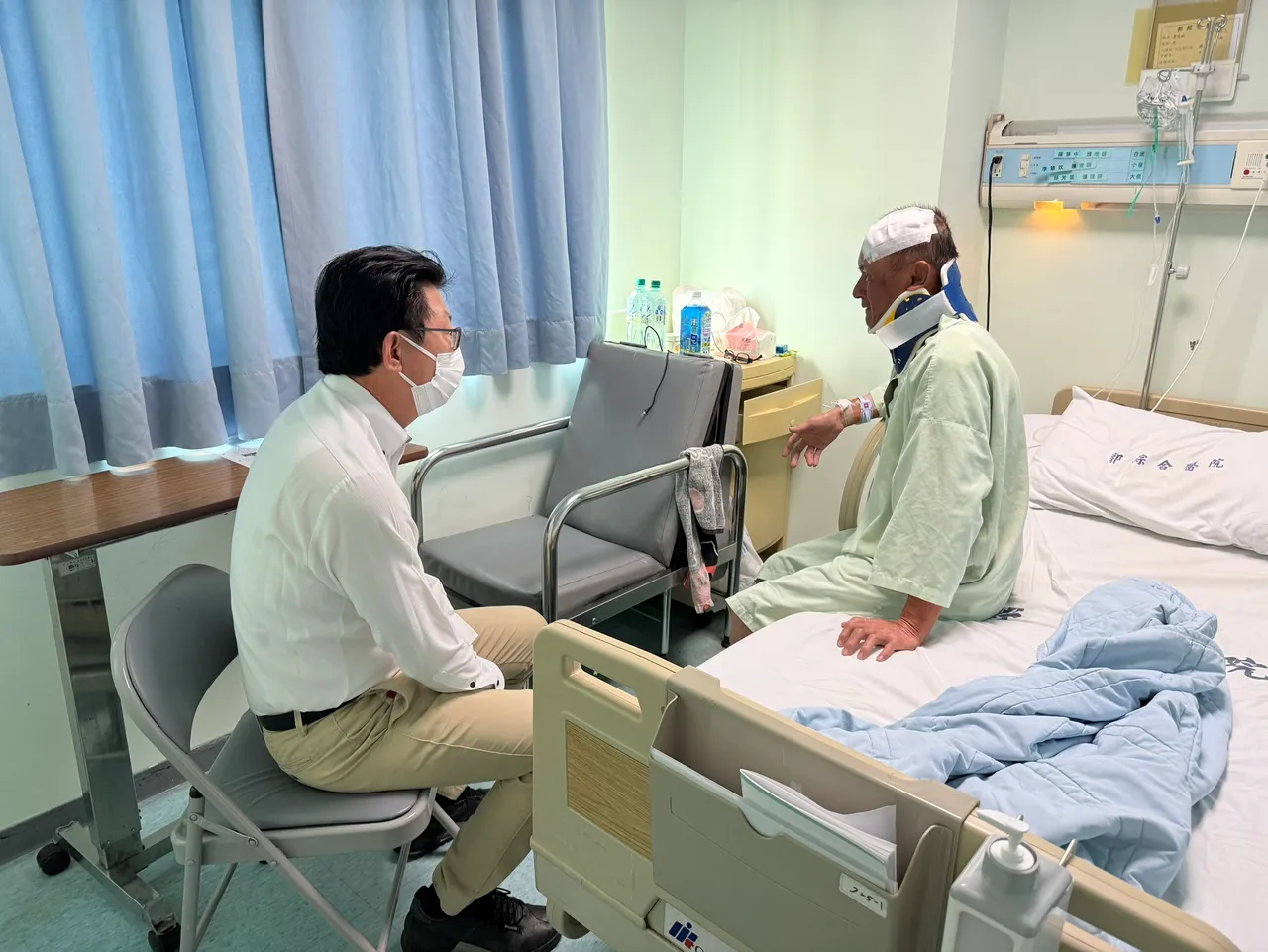 黄姓工人帮民众铺设帆布,不慎摔伤缝了12针,没工作生活也陷入困境,立委郭国文前往探视。郭国文提供