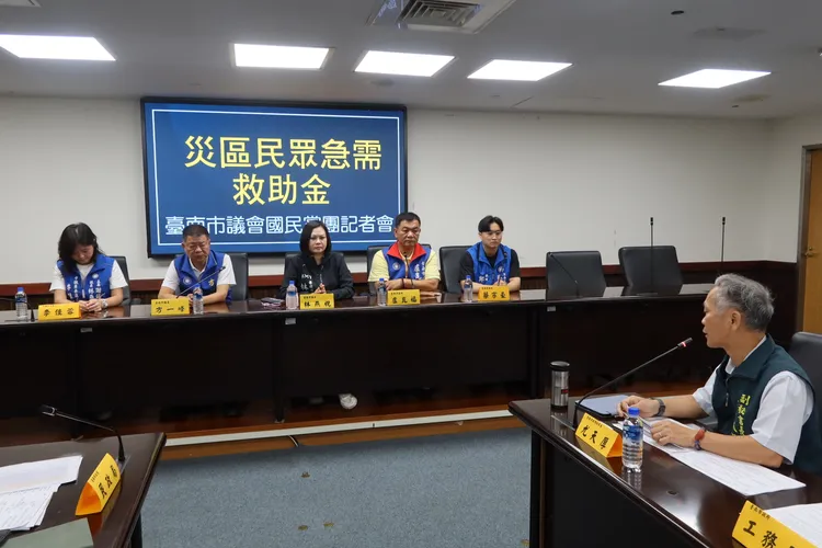 台南市議會國民黨黨團今天舉行記者會，拿民眾鋪帆布不幸身亡的案例，要求政府快發「救命錢」。黨部提供