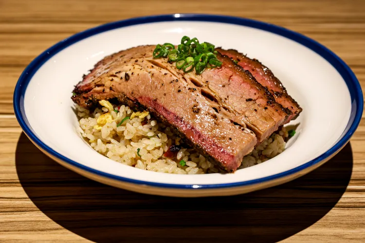 煙燻牛胸炒飯。業者提供