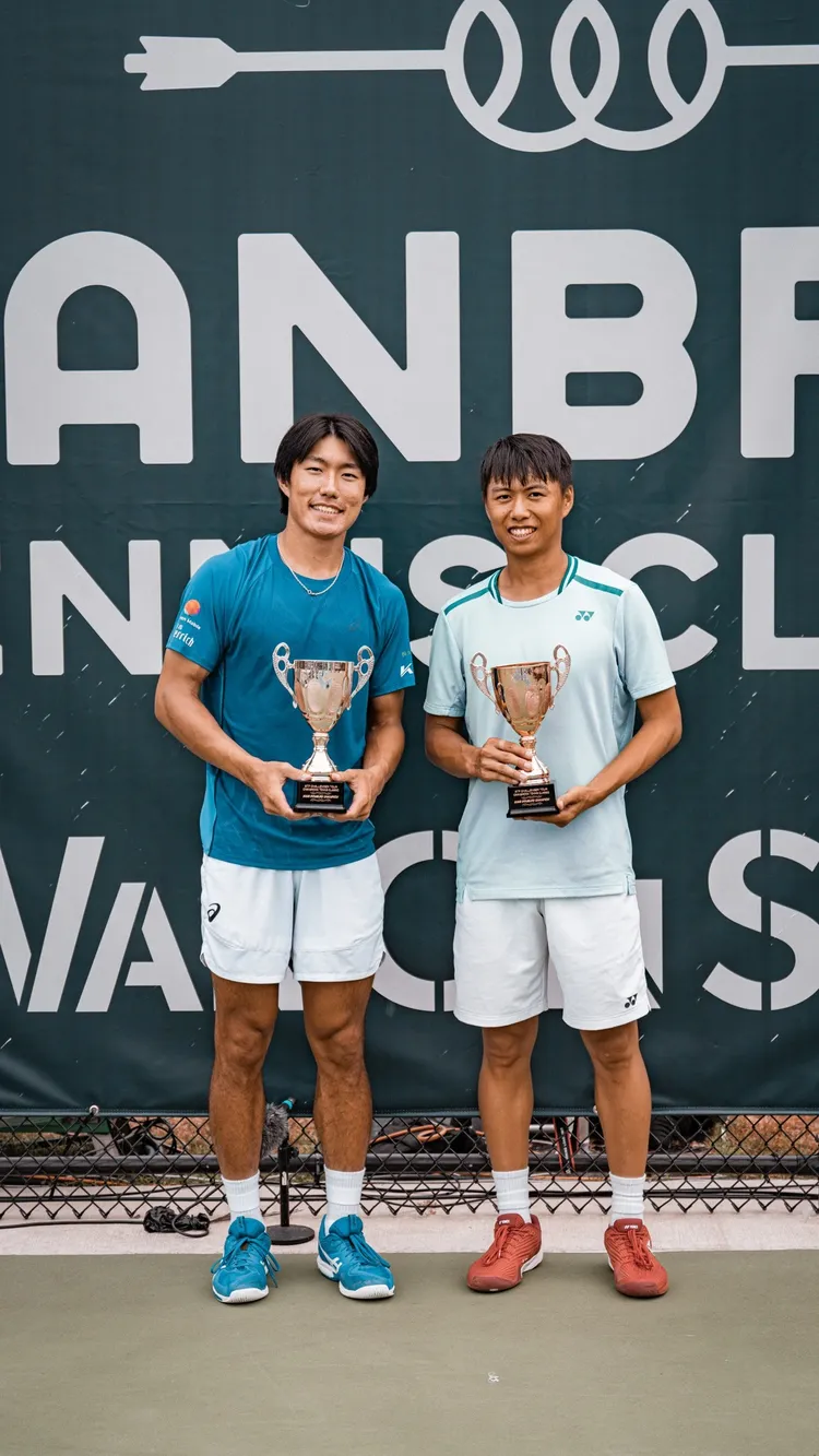 許育修與黃琮豪賽後開心跟獎盃合照。翻攝自GO!台灣網球臉書