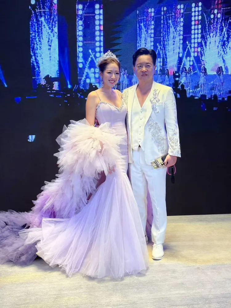 劉伊心（左）和丈夫、老虎牙子創辦人林志隆一同受邀出席第36屆亞洲小姐大中華區選拔賽。本人提供