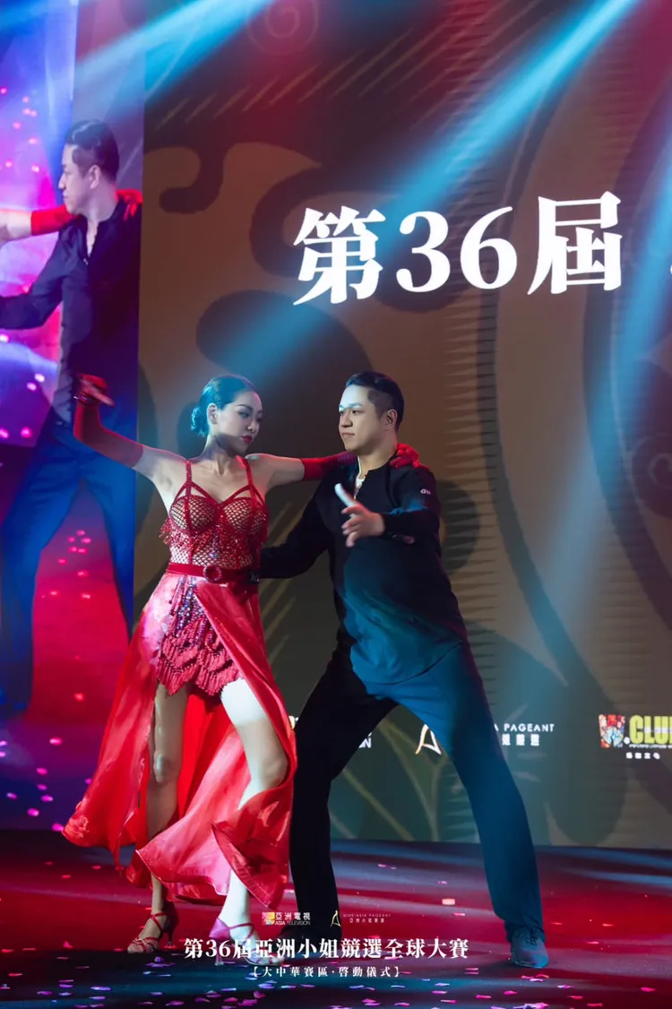 劉伊心（左）曾是2009年亞洲小姐冠軍，16年後她驚喜現身亞姐舞台，狂跳國標舞。本人提供