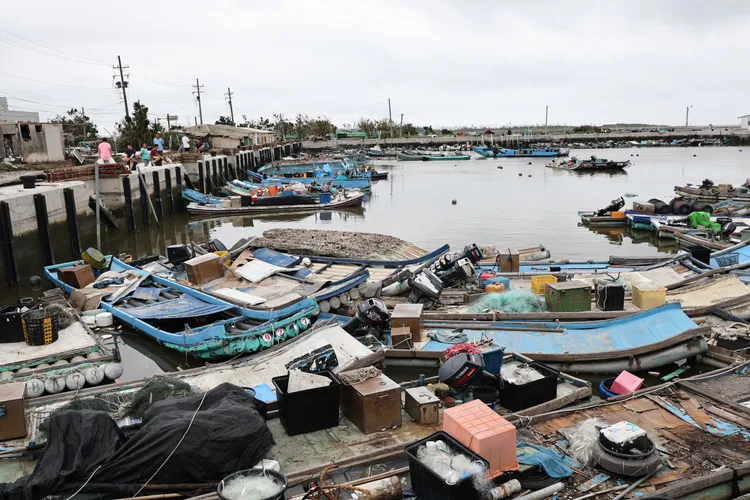 台南北門蘆竹溝漁港漁船損壞嚴重。南市府提供