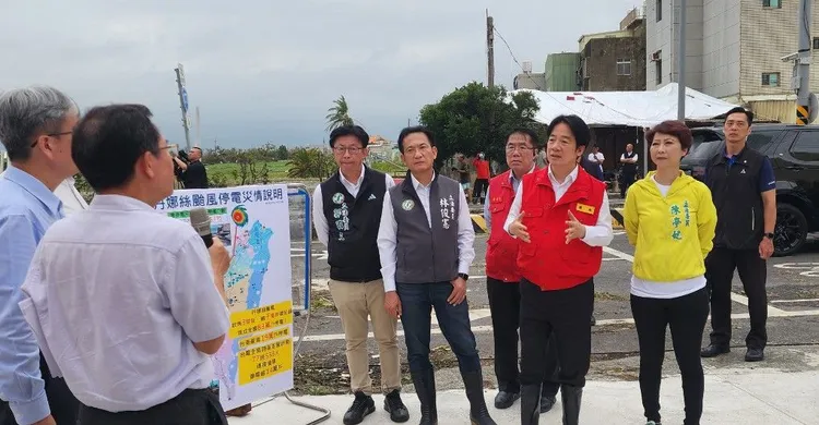 賴總統視察臺南復電情形。南市府提供