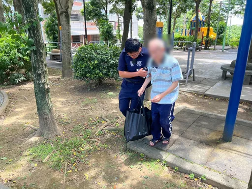 老翁外出癱坐公園 平鎮暖警即時救援助返家