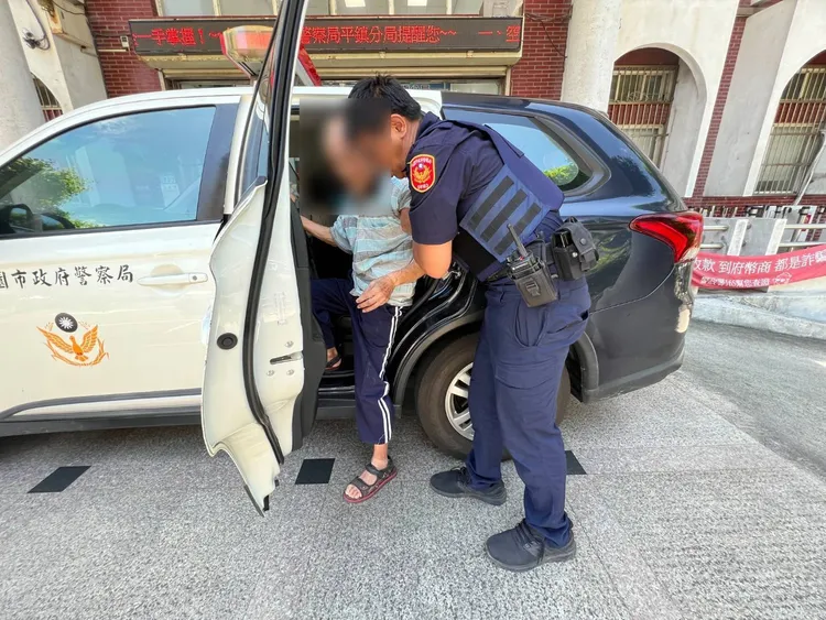 警員開巡邏車載老翁返回駐地。平鎮警分局提供