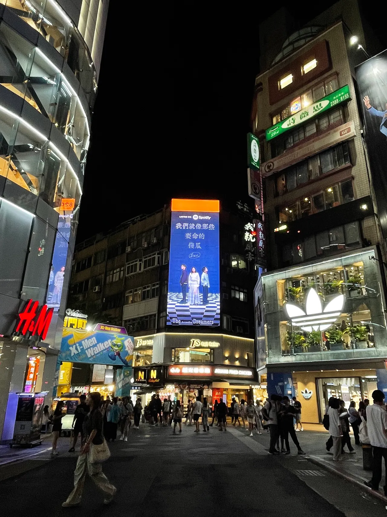 告五人霸气占领台北!《我们就像那些要命的傻瓜》霸屏西门千吋LED。相信音乐提供