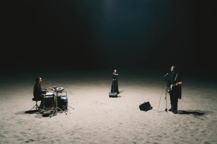 告五人《黑夜狂奔》MV實景打造魔幻寫實舞台。相信音樂提供