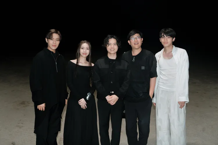 告五人MV邀請日本導演林響太朗（右二）執導、演員磯野駿英瑠（右一）出演。相信音樂提供