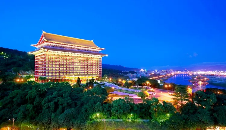 台北圓山大飯店專案入住加贈大稻埕「20年華」旗袍體驗折價券等優惠。高鐵提供