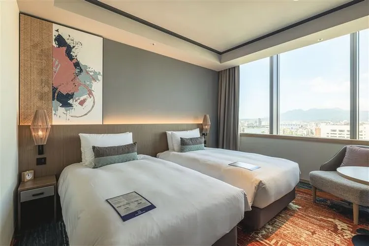 位於西門町的索拉利亞西鐵飯店主打日系簡約風格，高樓層房內可遠眺淡水河及大稻埕風光。高鐵提供