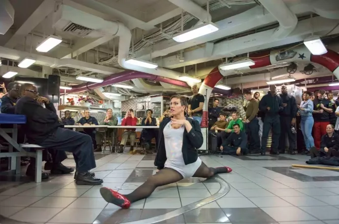 美國航空母艦雷根號的變裝秀。翻攝US Navy