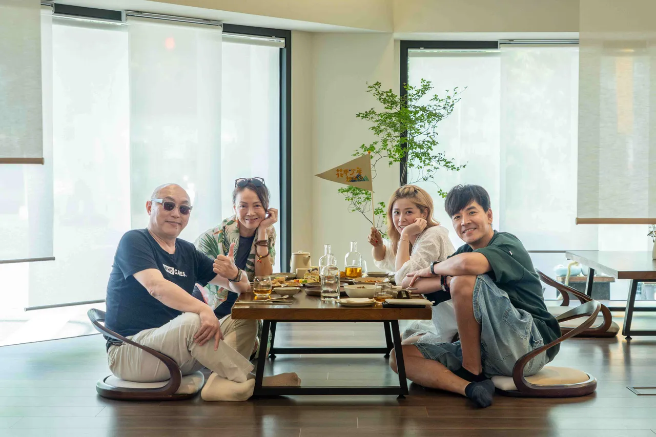 花甲邓安宁(左起)、柯淑勤与少年王传一、李燕一同探索嘉义之美。东森综合台提供