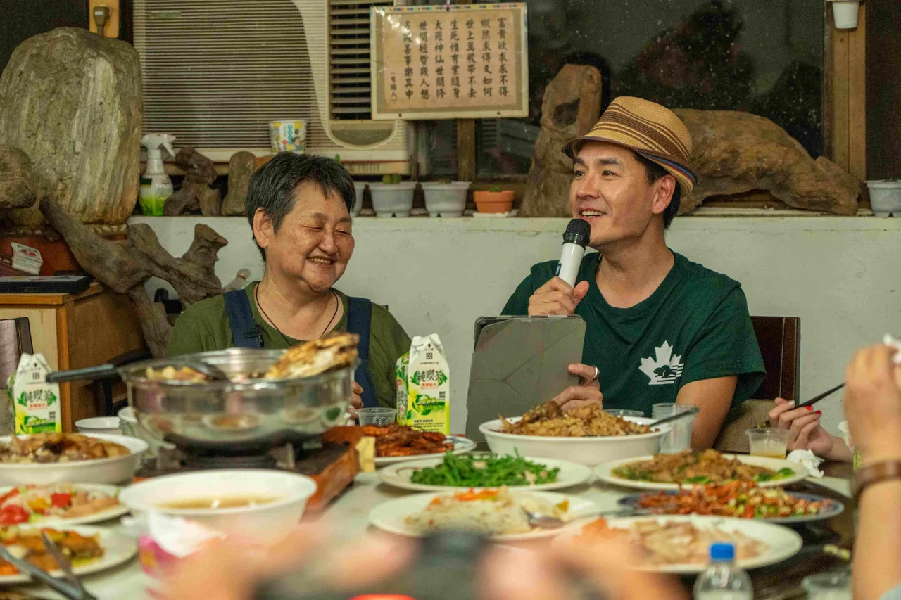 王传一(右)重返《光里的人》拍摄地,再续珍贵缘分,表示:「就像亲家人。」东森综合台提供