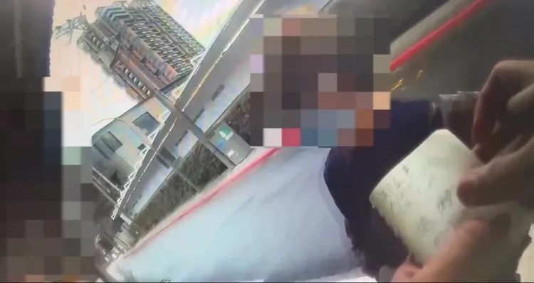 員警到場耐心詢問老婦人。警方提供