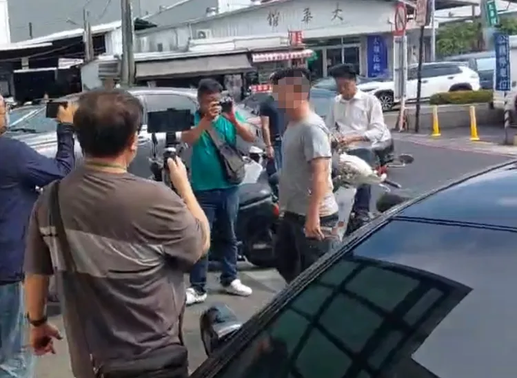 彭振聲兒子下午現身殯儀館。民眾提供