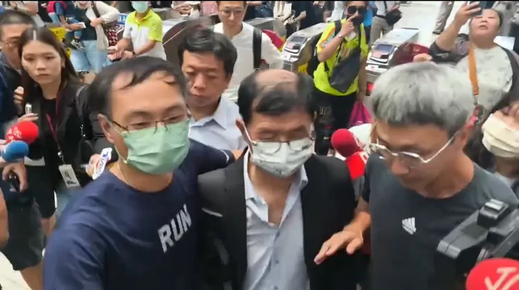 彭振聲趕回高雄見妻子最後一面、處理後事，左營高鐵站大批媒體守候。民眾提供