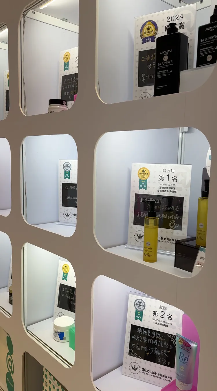 現場展出@cosme美妝大賞得獎商品，以及2025台日上半年新秀大賞得獎實品。張家玲攝