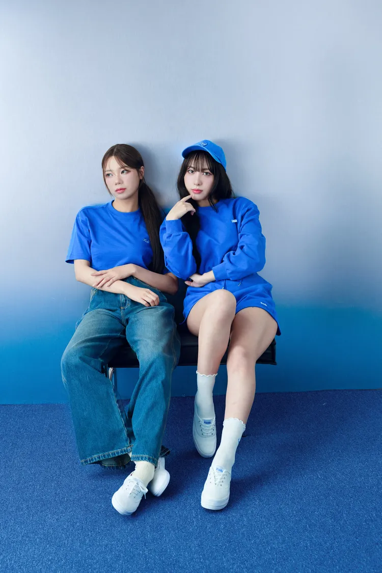 朴恩惠（右）以下半身失蹤的造型辣曬美腿。品牌提供