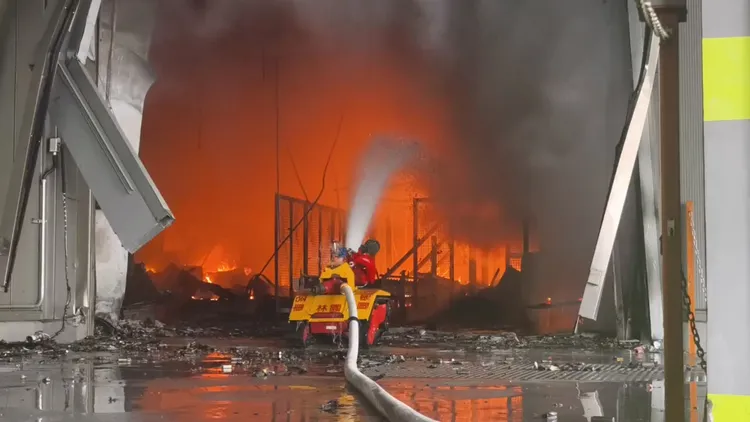 消防局出動機器人噴水。翻攝畫面