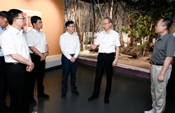 中国吉林省省委书记黄强(右二)要求,「理直气壮讲清楚扶余国、高句丽、渤海国的历史」。翻摄吉林日报