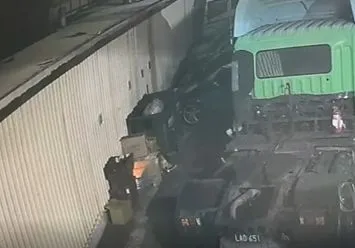 現場出現火光。翻攝畫面