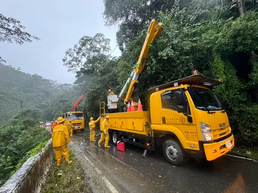 严防豪雨雷击造成停电!加强线路巡检并待命抢修 台电屏东区处备妥人力