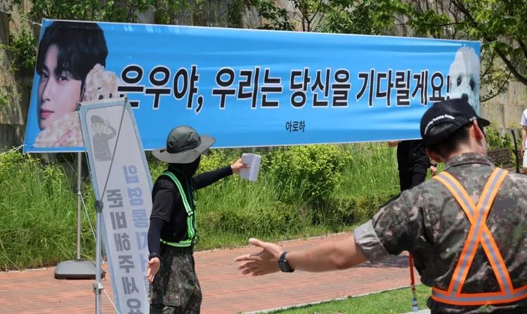 粉絲在營區外掛著「銀優啊，我們會等你」的布條。翻攝韓聯社