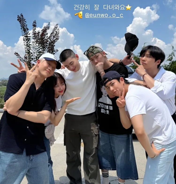 ASTRO隊長JINJIN（左起）、磪有情、尹產賀、退團成員ROCKY、MJ都到場送車銀優。翻攝磪有情IG