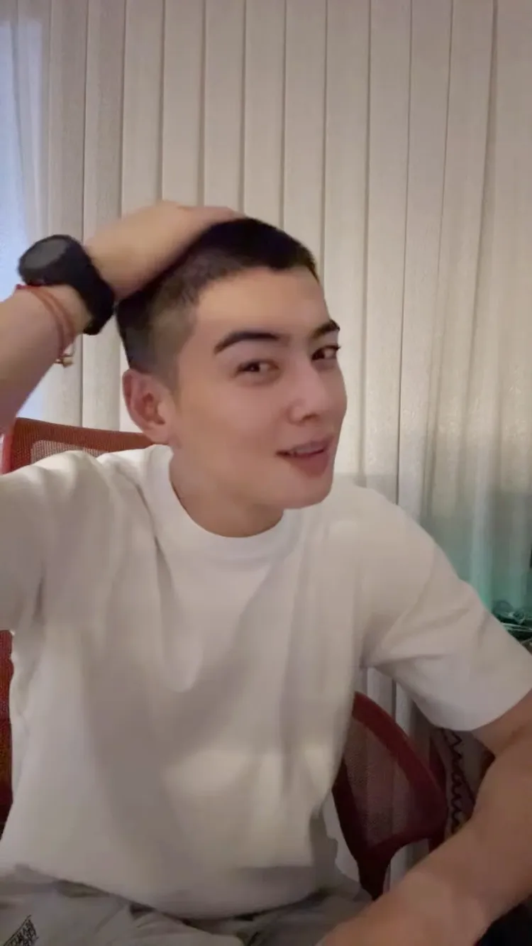 車銀優頻頻摸著自己的頭，還不習慣平頭。翻攝車銀優YouTube