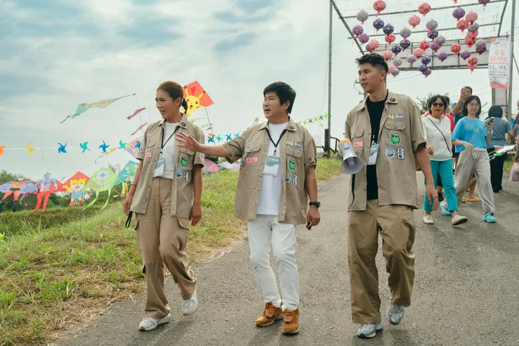 來到風箏節宣傳業務的三人，被熱情攤商餵食。客台提供