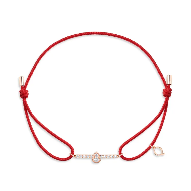 Qeelin Wulu Mini 18K 玫瑰金鑲鑽紅繩手鍊，4萬4500元。品牌提供