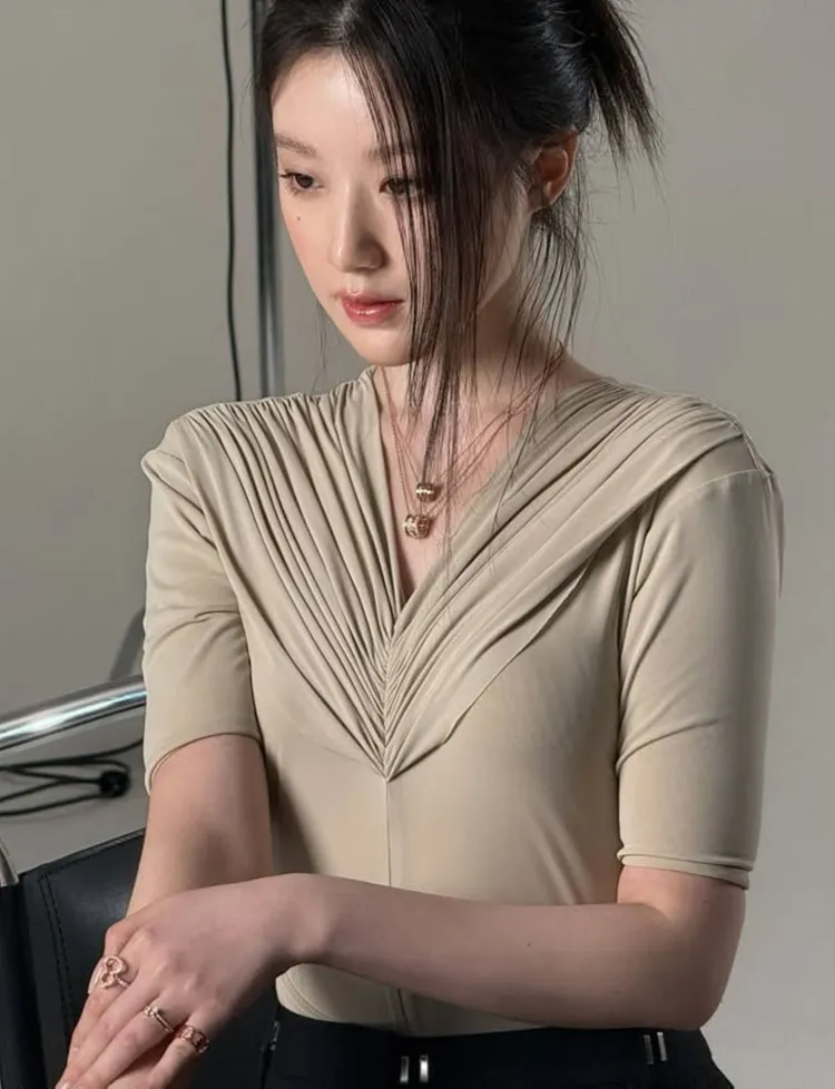 舒華另也將大小款式的Wulu Eternity 18K玫瑰金鑽石項鍊疊搭出多層次美感。品牌提供