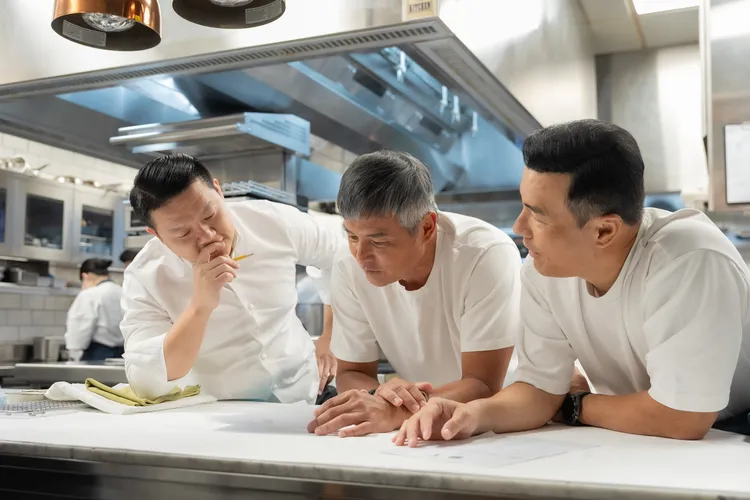 李銘忠、李銘順兄弟為慶功宴做準備。公視提供