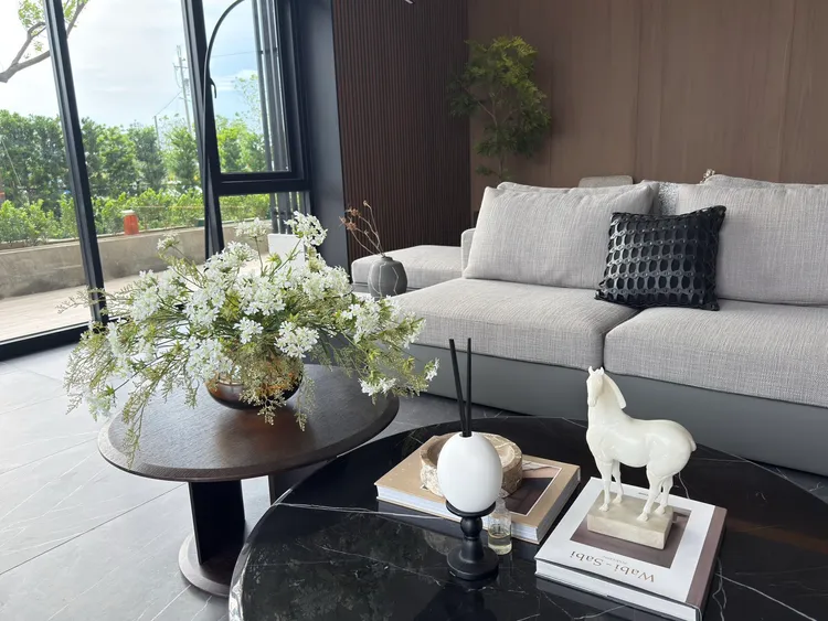 「日比谷花壇」規劃泰嘉開發「璞日」、安平區「水星光」，及高雄七賢案「一央清」3場公設花藝。葉家銘攝