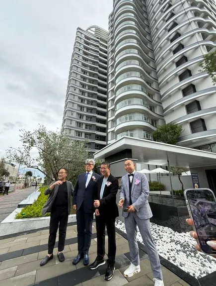 「泰嘉璞日」建築完工，但社區禮聘加碼「日比谷花壇」參與公設花藝設計。葉家銘攝