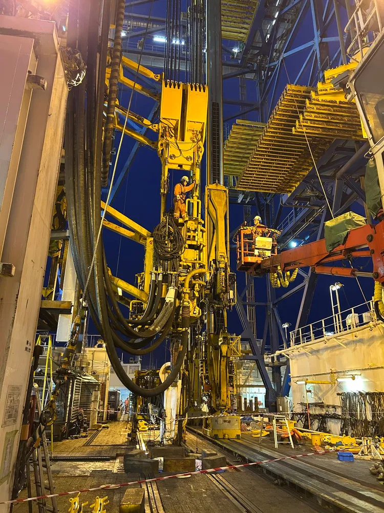 地球號的探鑽設備稍早進行測試。翻攝X@Mantle_Quest