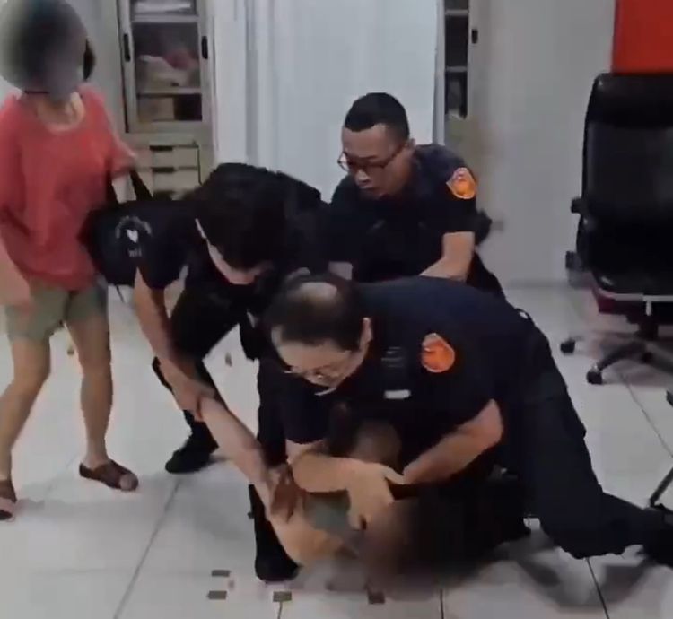 新北4投票違規！中和男頭塞票匭涉毀損還藏票飆粗口　3警「全身壓制」畫面曝光