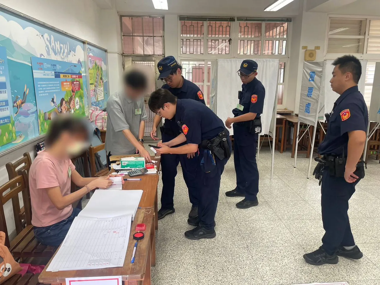 三芝国中一名59岁李姓男子盖错栏位,却撕毁选票,遭警方当场逮捕。翻摄画面