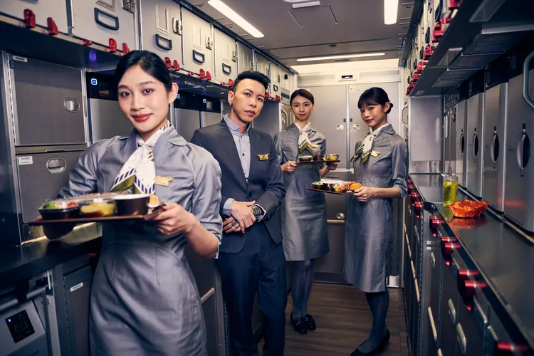 小春逗趣扮起空服員。本色音樂提供